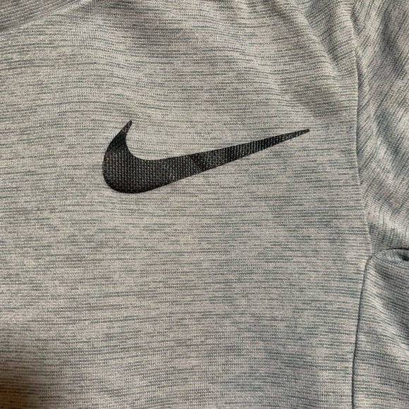 Kids Nike Dri-Fit gray shirt. Size S. - Picture 5 of 6
